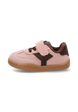 Zapatilla para niño pequeño en color rosa y marrón con una tira de cierre de gancho y bucle, cordones marrones y suela de goma sobre un fondo blanco.