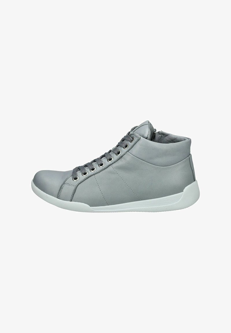 Grijze hoge sneakers van glad leer, met een witte rubberen zool, een gestructureerde bovenkant en vetersluiting met metalen oogjes.