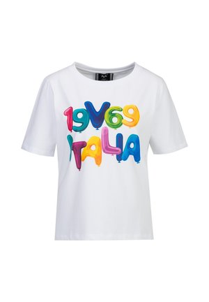 Weißes T-Shirt mit kurzen Ärmeln und farbenfrohen, ballonförmigen Buchstaben und Zahlen, die "19V69 ITALIA" auf der Vorderseite buchstabieren.