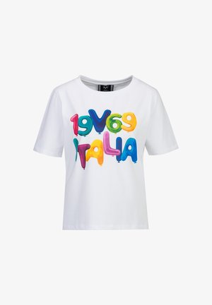 Wit T-shirt met korte mouwen en kleurrijke, ballonachtige letters en cijfers die "19V69 ITALIA" aan de voorkant spellen.