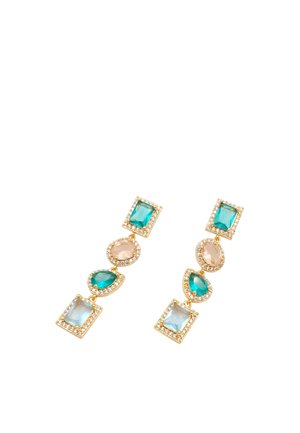 Boucles d'oreilles pendantes couleur or avec des pierres précieuses bleues, turquoise et beiges en formes rectangulaires, ovales et en forme de goutte, chacune entourée de petites pierres claires.