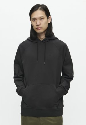 Schwarzer Kapuzensweatshirt mit einer Fronttasche, gerippten Bündchen und Saum. Verfügt über ein dezentes Logo auf der Brust und eine glatte Textur.