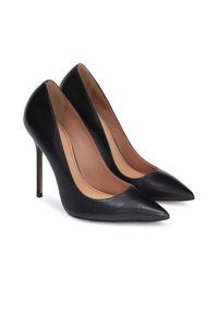 Juodos odinės aukštakulnės bateliai su smailiuniu nosimi, elegantišku dizainu ir stiletto aukštakulniu. Sklandi tekstūra ir minimalistinis stilius.