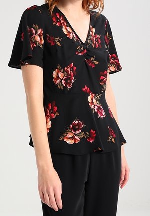 Sort kortærmet bluse med røde, pink og orange blomsterprint, V-udskæring og en opsamlet vriddetalje ved brystet.