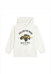 Witte hoodie met een afbeelding van een gele off-road voertuig en de tekst "VOLG DE WEG WILD & VRIJ" in het zwart.