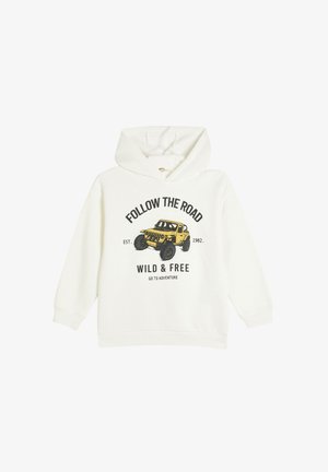 Hvid hættetrøje med grafik af et gult terrængående køretøj og teksten "FØLG VEJEN VILD & FRIT" i sort.