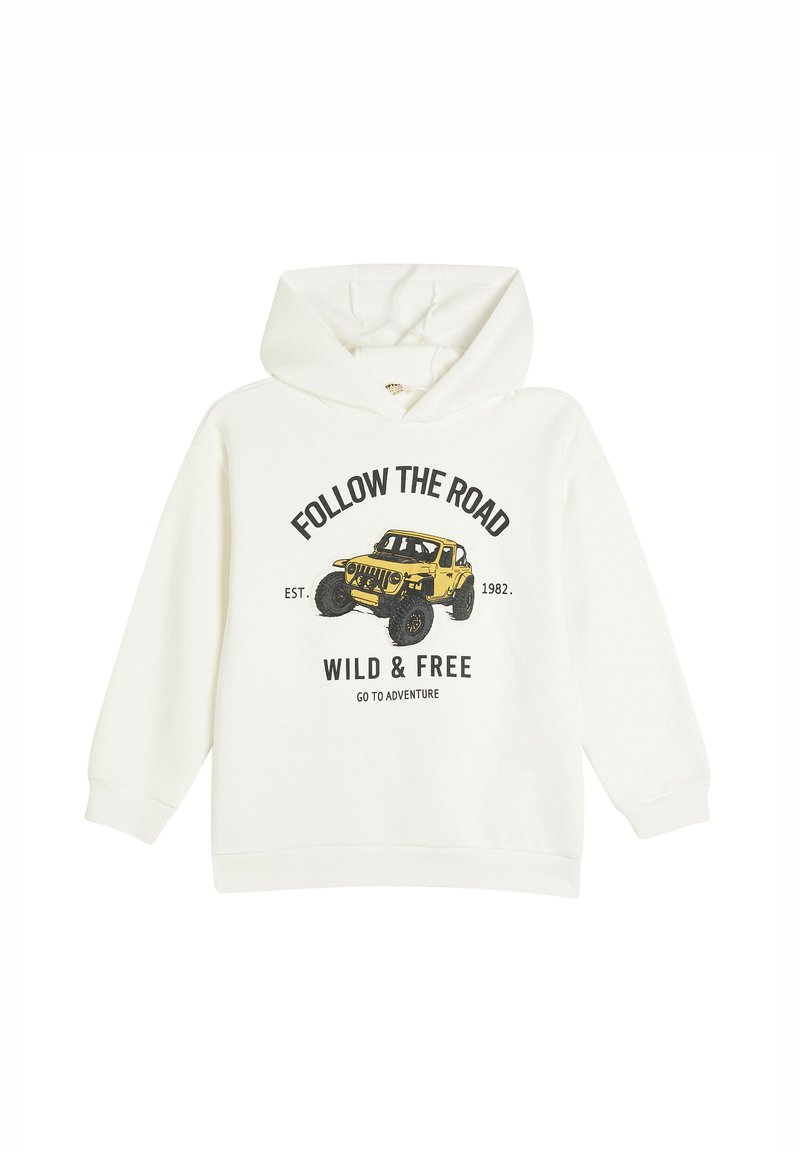 Witte hoodie met een afbeelding van een gele off-road voertuig en de tekst "VOLG DE WEG WILD & VRIJ" in het zwart.