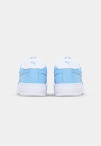 Kék és fehér sneakers sima anyagból, kerek orral, párnázott gallérral és minimalista logó részletekkel a hátán.