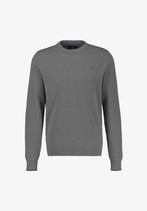 Szary sweter z dzianiny o okrągłym dekolcie, teksturowanej tkaninie, długich rękawach i małym logo na piersi. Mankiety i dół wykończone ściągaczem.