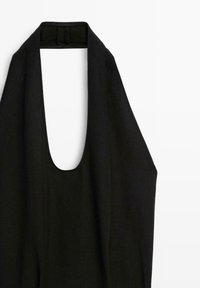 Top senza maniche di colore nero con scollatura profonda a forma di U, realizzato in tessuto leggero, presenta un design a collo alto e una finitura liscia.