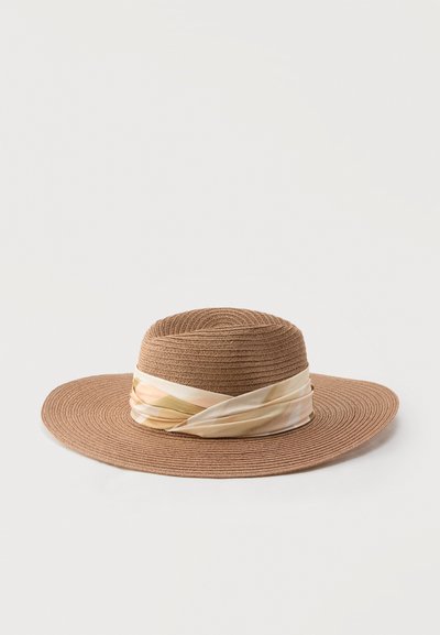 Καπέλο με μεγάλη γείσο, πλεγμένο καφέ, με μαλακή μπεζ και ανοιχτό ροζ υφασμάτινη κορδέλα με σχέδια τυλιγμένη γύρω από την κορυφή.