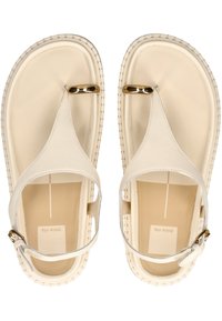 Sandali in pelle bianca con hardware dorato, texture liscia, design open toe, cinturino alla caviglia e suola cucita.