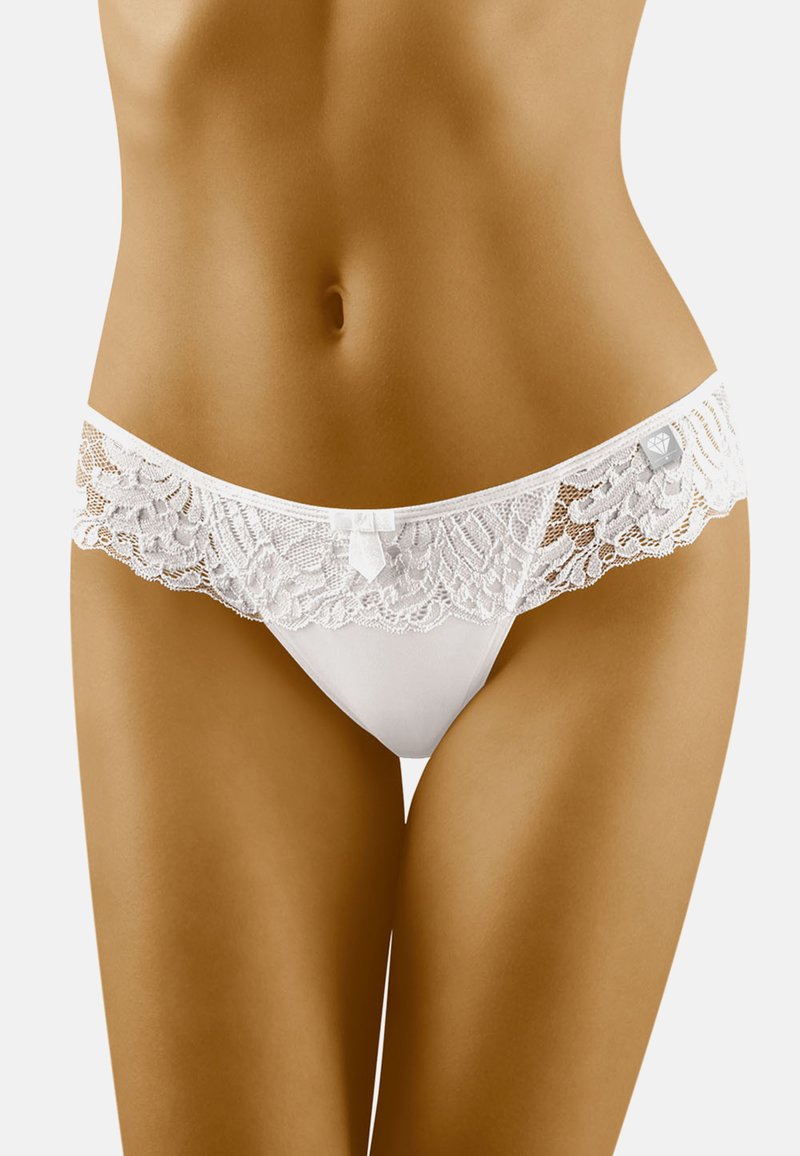 Witte kanten bikini-slip met bloemkantafwerking, een centrale strikaccent en een gladde stoffen paneel. Over het algemeen een delicate en verfijnde ontwerp.