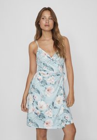 Ziedu apģērbs ar platu jostu, kura fons ir gaiši zils un dekorēts ar rozā un baltām ziedu motīviem, ar regulējamām spageti siksnām un sānu sasiešanu.