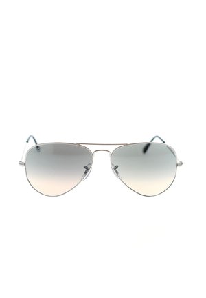 Occhiali da sole aviator in metallo argento con lenti grigie sfumate, dotati di una montatura sottile e aste curve. Nessun logo o motivo visibile.