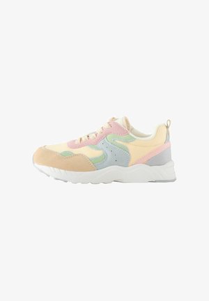 Casualowy sneaker w mieszance pastelowych kolorów: żółtym, różowym, zielonym i szarym. Wykonany z zamszu i siateczki z grubą białą podeszwą.
