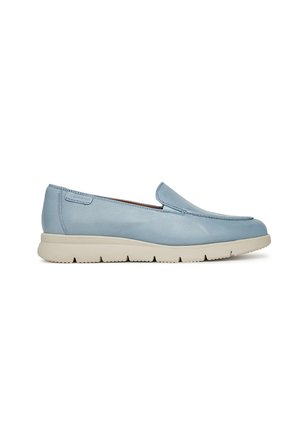 Mocassino slip-on in pelle azzurro chiaro con suola bianca imbottita e dettagli di cucitura sottili, progettato per un uso casual.