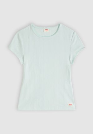 Hele sinine lühikeste varrukatega soonikkoeline džemprisärk, millel on ümara kaelusega ja väike brändi silt ääre lähedal, ühel ühevärvilisel taustal.