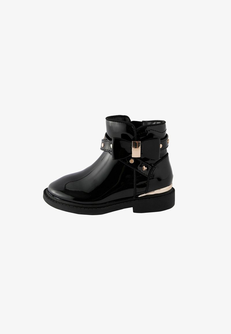 Schwarze Lackleder-Ankle Boots mit runder Zehenform, dekorativem Schleifenverschluss und goldenen Akzenten. Mit einer strukturierten Sohle und einem Knöchelhöhen-Design.