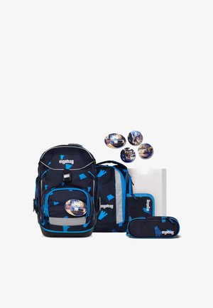 Dunkelblaues und blaues Schulrucksack-Set mit reflektierenden Akzenten, Federmappe, Ordner und vier runden Abzeichen mit Stadtlandschaftsdesigns.