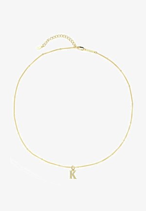 Collar de cadena de oro con un pequeño colgante en forma de "K" adornado con pedrería. La cadena tiene acentos de cuentas espaciadas y un cierre ajustable.