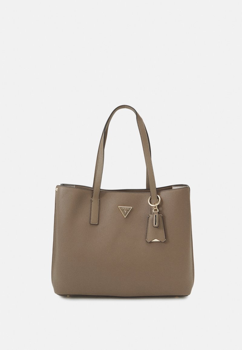 Sac cabas synthétique marron avec deux poignées, ferrures dorées, plaque avec logo et un charme détachable. Texture lisse avec une forme structurée.