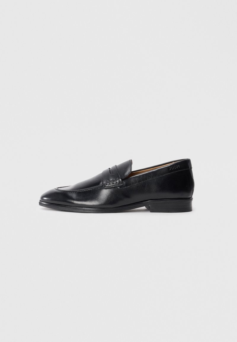 Mocassin en cuir noir avec une finition lisse, bout pointu et détail de couture subtil. Présente un talon plat et un logo en relief sur le côté.