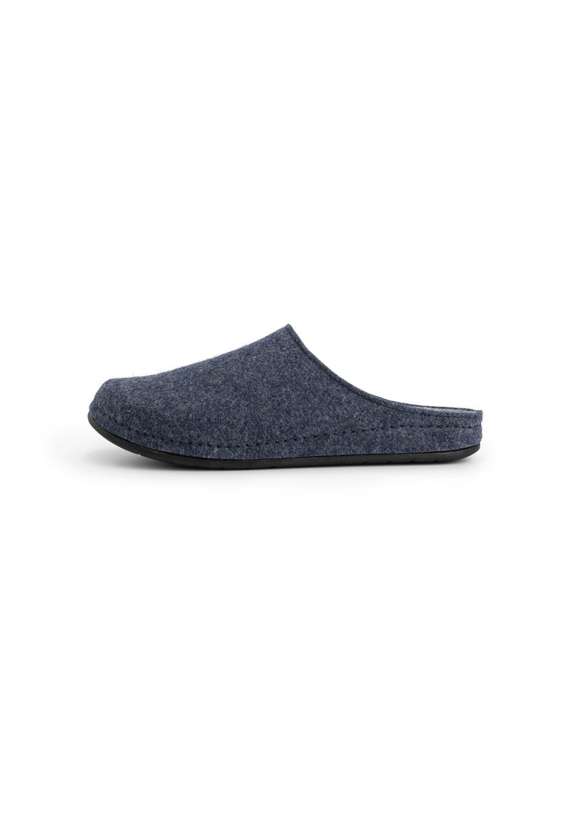 Dichtgeknoopte donkergrijze vilten slipper met zwarte zool, vanuit de zijkant gezien op een witte achtergrond.