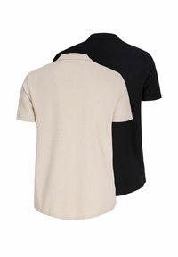 Deux polos à manches courtes pour hommes, l'un beige et l'autre noir, vus de dos avec cols et design uni.