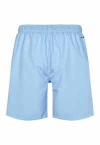 Svetlo modri kopalni kratki hlače z elastičnim pasom, gladko teksturo in majhnim logotipom na strani. Brez žepov, dolžine nad kolenom.