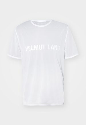 Biała koszulka z krótkim rękawem wykonana z gładkiego materiału, z napisem "HELMUT LANG" wytłoczonym dużymi białymi literami na piersi.