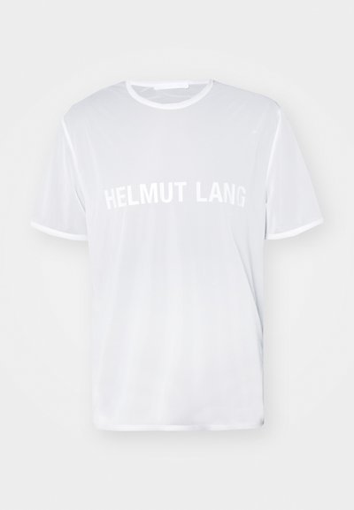 Valge lühikeste varrukatega t-särk, mis on valmistatud siledast kangast ja mille rinnal on julged valged tähed "HELMUT LANG".