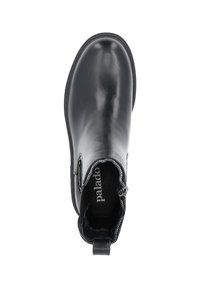 Botín negro de cuero con un acabado suave, paneles laterales elásticos y costuras decorativas. Cuenta con un interior acolchado y una pestaña para facilitar su colocación.