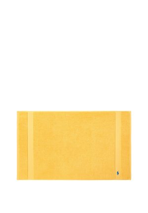 Serviette rectangulaire jaune avec des bandes verticales sur les bords et un petit logo bleu brodé dans le coin inférieur droit sur fond blanc.