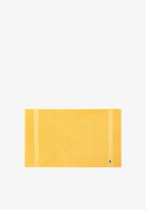 Serviette rectangulaire jaune avec des bandes verticales sur les bords et un petit logo bleu brodé dans le coin inférieur droit sur fond blanc.