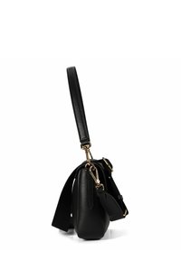 Schwarze Ledertasche mit strukturierter Oberfläche, ausgestattet mit einem Verschluss aus goldfarbenem Metall, einer strukturierten Form und einem verstellbaren Riemen.