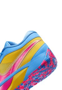 Sneaker blu con parte superiore in rete gialla, accenti rosa e suola in gomma testurizzata con un design a motivi in rosa e blu.