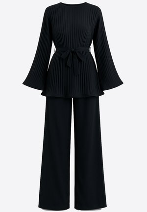 Schwarzes plissiertes Oberteil mit ausgestellten Ärmeln und Taillenband, kombiniert mit weitem Hosenbein. Hergestellt aus einem glatten Stoff mit strukturierter Oberfläche.