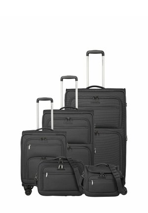 Satz von fünf schwarzen Reisetaschen, darunter drei aufrechte Koffer mit Teleskopgriffen und zwei Schultertaschen vorne platziert.