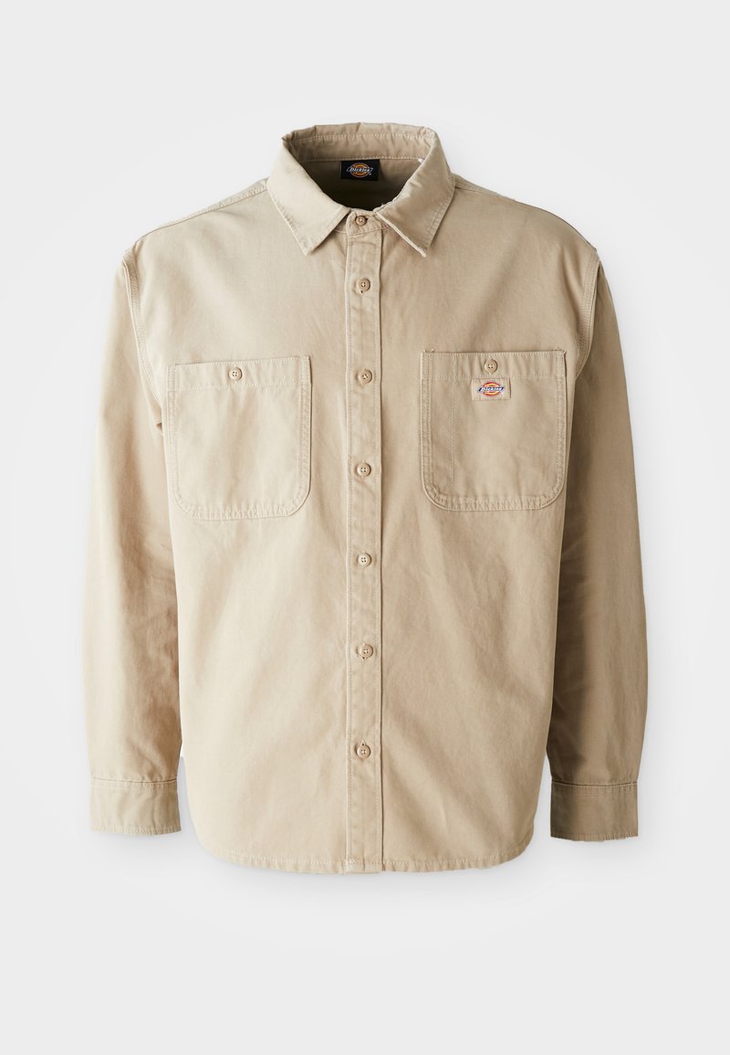 Camicia beige con bottoni realizzata in cotone, dotata di colletto, due tasche sul petto e un piccolo logo del marchio sulla tasca sinistra.