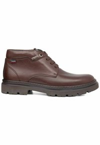 Botas de tobillo de cuero marrón con punta redonda, diseño con cordones y suela resistente. Presenta un acento de costura y un pequeño detalle de logo.