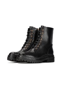 Bottines à lacets noires en matériau synthétique texturé avec un motif reptilien et des œillets dorés, dotées d'une semelle robuste.