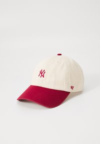 Berretto da baseball in cotone beige con visiera rossa. Presenta il logo NY ricamato e il marchio 47 sul lato. Forma strutturata con fori di ventilazione.
