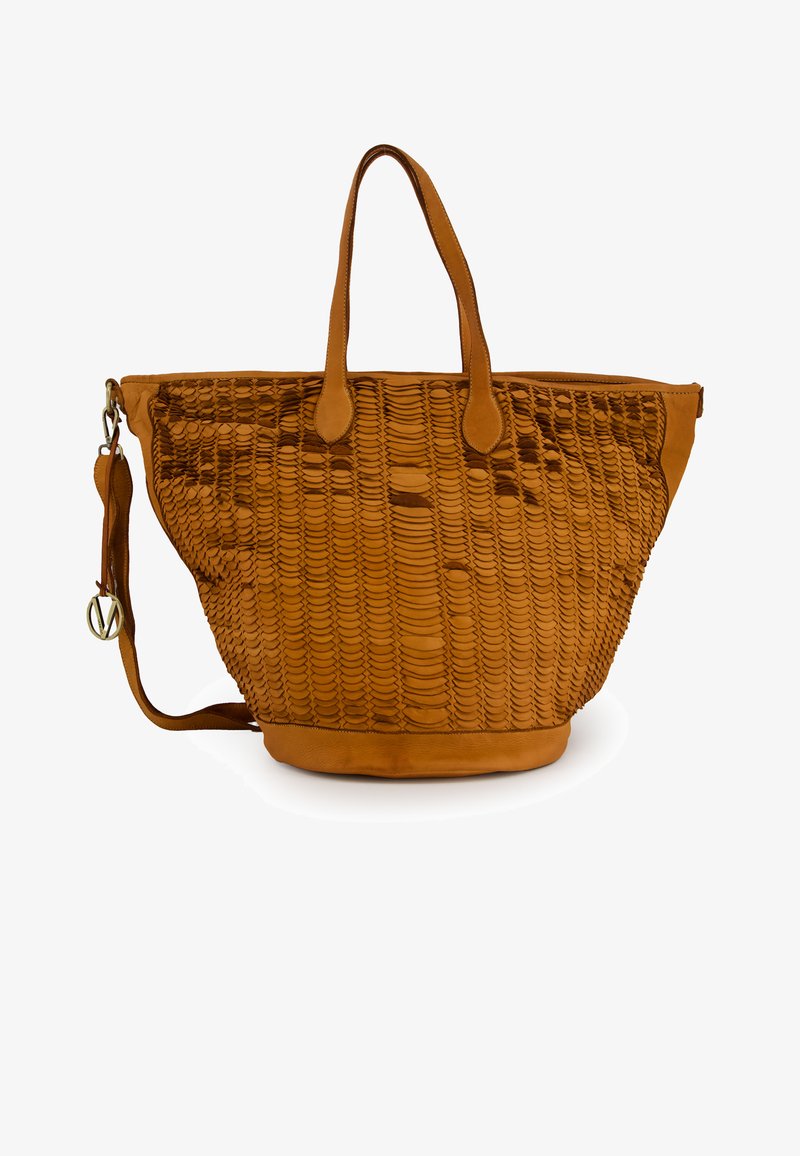 Brun vævet tote taske med glatte læderdetaljer, dobbelte håndtag og en justerbar skulderrem. Tekstureret overflade med et markant mønster.