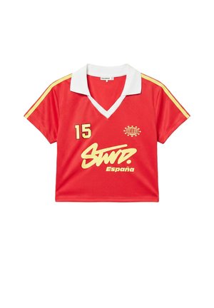 Rotes Sport-Crop-Top mit kurzen Ärmeln, weißem Kragen, gelben Streifen auf den Ärmeln, Nummer 15, Globus- und Sternen-Emblem und dem Schriftzug „Stwp España“ vorne.