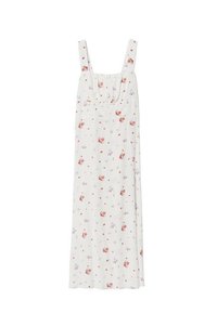 Robe fleurie blanche avec des motifs rouges et violets, bretelles carrées, un buste froncé et une silhouette fluide. Tissu doux avec une texture légère.