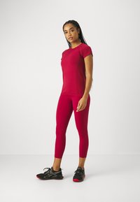 Sweaty Betty ATHLETE SEAMLESS WORKOUT - Sportiniai marškinėliai trumpomis rankovėmis - vamp red