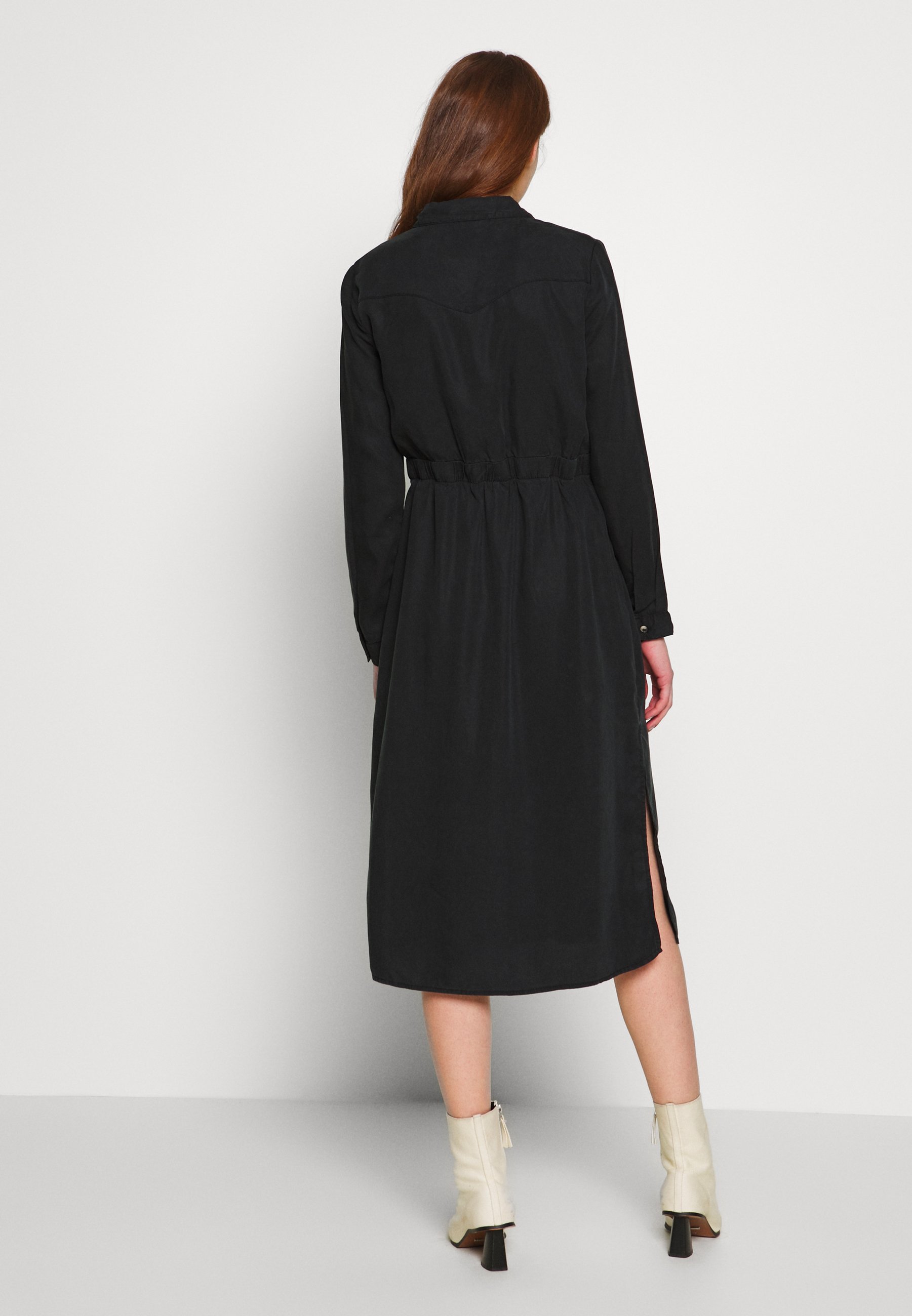 Pieces PCNOLA Kjole black Zalando.no PIECES Tall PCNOLA DRESS - Skjortekjole - black
