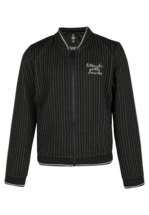 Zwarte jas met ritssluiting, witte fijn gestreept en met wit geborduurde tekst "let's make pretty memories" op de linkerborst.