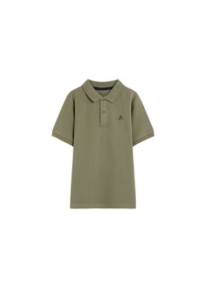 Polo de manga corta verde oliva con dos botones y pequeño logo oscuro de calavera y huesos cruzados en el pecho izquierdo.